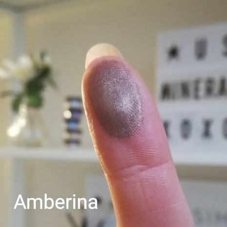 Amberina-sävyn värinäyte sormenpäässä