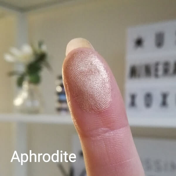 Aphrodite-sävyn värinäyte sormenpäässä