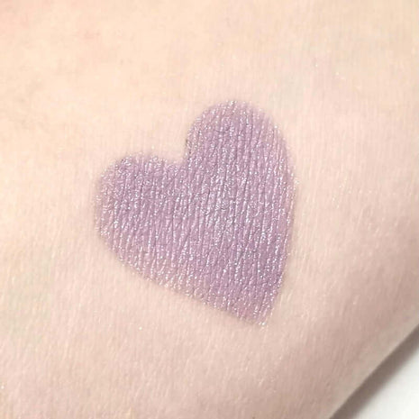 Lila Swatch von Mineral Lidschatten Cancel auf der Haut