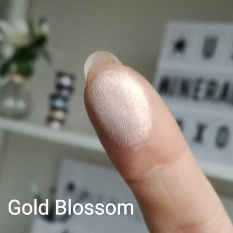Gold Blossom-sävyn värinäyte sormenpäässä
