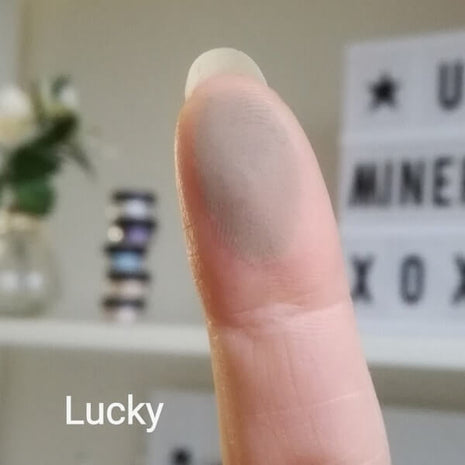Lucky-sävyn värinäyte sormenpäässä