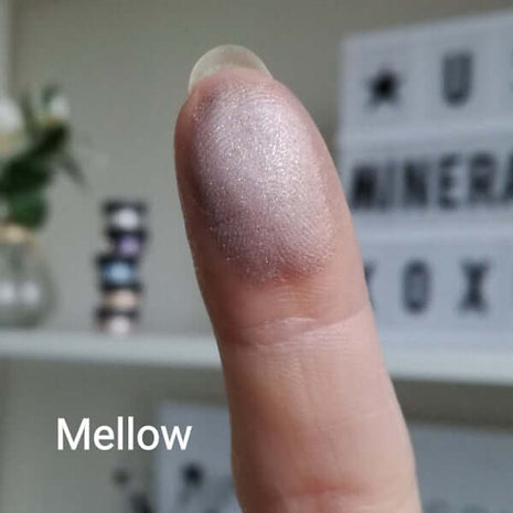 Mellow-sävyn värinäyte sormenpäässä