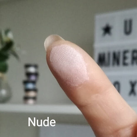 Nude-sävyn värinäyte sormenpäässä