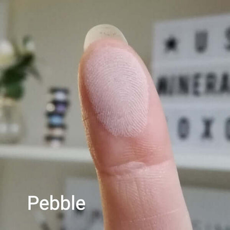 Pebble-sävyn värinäyte sormenpäässä