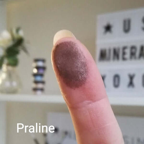 Praline-sävyn värinäyte sormenpäässä