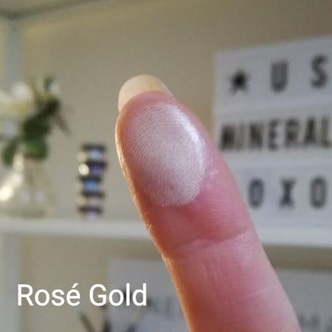Rose Gold-sävyn värinäyte sormenpäässä
