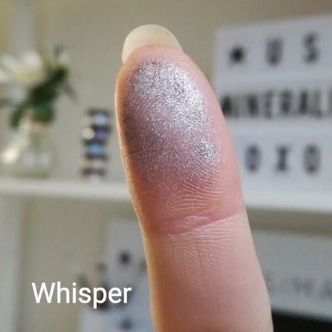 Whisper-sävyn värinäyte sormenpäässä